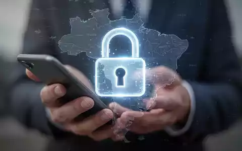 Leuchtendes digitales Vorhängeschloss über unscharfer Hand mit Smartphone und Brasilienkarte, symbolisiert sichere mobile Kontowiederherstellung. - Foto: über boerse-global.de
