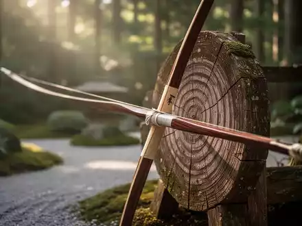 Ein traditioneller japanischer Langbogen (Yumi) lehnt an einer verwitterten Holzscheibe in einer ruhigen, natürlichen Umgebung. - Foto: über boerse-global.de