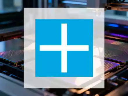 Abstrakte, atmosphärische Szene der Halbleiterindustrie mit Fokus auf Mikrochip-Fertigungsprozesse und Siliziumwafer in einem Reinraum. - Foto: über boerse-global.de