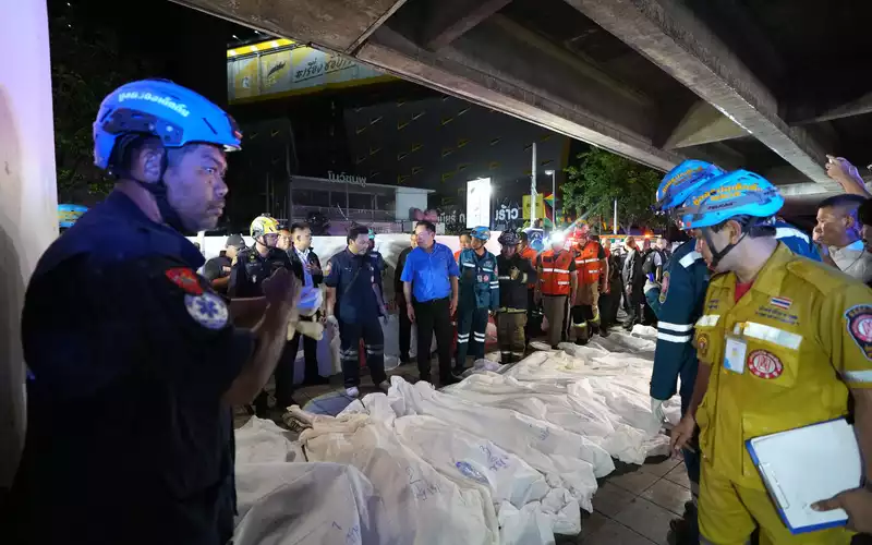 Opfer der Brandkatastrophe wurden mit Tüchern bedeckt. - Foto: Sakchai Lalit/AP/dpa