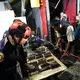 Nach der Brandkatastrophe sammelten Einsatzkräfte Handys zusammen. - Bild: Sakchai Lalit/AP/dpa