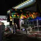 Das komplett ausgebrannte Lokal wurde abgesperrt. - Bild: Sakchai Lalit/AP/dpa