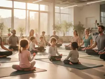 Eine Gruppe von Eltern und Kindern praktiziert Yoga und Entspannungsübungen in einem hellen, modernen Familienzentrum. - Foto: über boerse-global.de