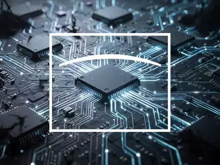 Abstrakte, atmosphärische Darstellung der Halbleiterindustrie mit einem komplexen, leuchtenden Netzwerk aus Mikrochips in kühlen Blau- und Silbertönen, die Unsicherheit andeuten. - Foto: über boerse-global.de