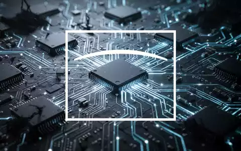Abstrakte, atmosphärische Darstellung der Halbleiterindustrie mit einem komplexen, leuchtenden Netzwerk aus Mikrochips in kühlen Blau- und Silbertönen, die Unsicherheit andeuten. - Foto: über boerse-global.de