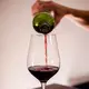 Rotwein aus deutscher Produktion ist weniger gefragt als Weißer. (Symbolbild) - Bild: Finn Winkler/dpa