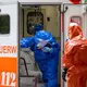Der Transport von hochansteckenden Patienten in die Uniklinik wird immer wieder geübt, so wie hier im Jahr 2022. - Bild: Boris Roessler/dpa