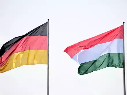 Deutsche Autobauer und Zulieferer sind auch in Ungarn vertreten - mit zunehmender Tendenz. (Symbolbild) - Foto: Sebastian Gollnow/dpa
