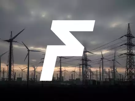 Trübe Industrielandschaft mit Windturbinen und Stromleitungen unter bewölktem Himmel, die Unsicherheit im Energiesektor darstellt. - Foto: über boerse-global.de