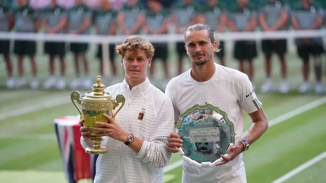 Alexander Zverev (r) verlor das Wimbledon-Endspiel in vier Sätzen gegen Jannik Sinner (l). - Bild: Kirsty Wigglesworth/AP/dpa