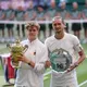 Alexander Zverev (r) verlor das Wimbledon-Endspiel in vier Sätzen gegen Jannik Sinner (l). - Bild: Kirsty Wigglesworth/AP/dpa