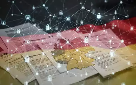 Abstrakte Darstellung von vernetzten digitalen Strukturen und Gesetzestexten mit einer angedeuteten deutschen Karte, die vereinfachten Datenschutz symbolisiert. - Foto: über boerse-global.de
