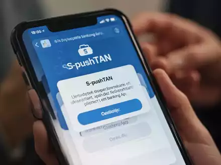 Nahaufnahme eines Smartphone-Bildschirms, der eine betrügerische Banking-App-Update-Benachrichtigung anzeigt. - Foto: über boerse-global.de