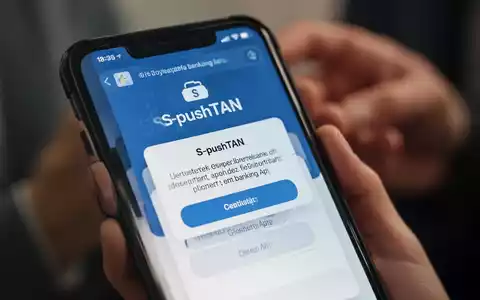 Nahaufnahme eines Smartphone-Bildschirms, der eine betrügerische Banking-App-Update-Benachrichtigung anzeigt. - Foto: über boerse-global.de