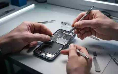 Nahaufnahme von Händen, die ein Smartphone mit modularen Komponenten auf einer Werkbank zusammenbauen, symbolisiert Reparierbarkeit. - Foto: über boerse-global.de