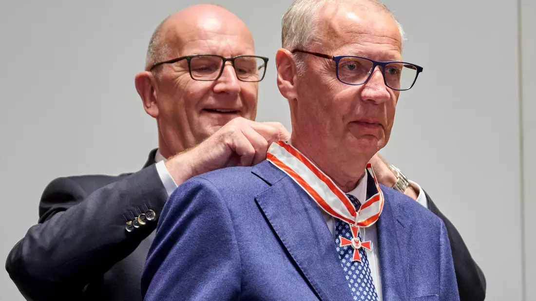 Ehrung als Mäzen für den Erhalt historischer Bauwerke in Potsdam: TV-Moderator Günther Jauch bekommt von Brandenburgs Ministerpräsident Dietmar Woidke den Landesverdienstorden umgehängt. - Bild: Annette Riedl/dpa