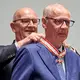 Ehrung als Mäzen für den Erhalt historischer Bauwerke in Potsdam: TV-Moderator Günther Jauch bekommt von Brandenburgs Ministerpräsident Dietmar Woidke den Landesverdienstorden umgehängt. - Bild: Annette Riedl/dpa