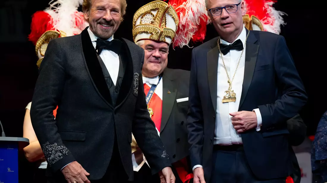 Jauch erhielt 2025 den Karl-Valentin-Orden - die Laudatio hielt sein Freund Thomas Gottschalk. (Archivbild) - Bild: Sven Hoppe/dpa
