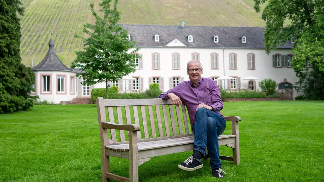 Malerisch gelegen: das Weingut von TV-Star Günther Jauch im rheinland-pfälzischen Kanzem an der Saar. (Archivbild) - Bild: Harald Tittel/dpa