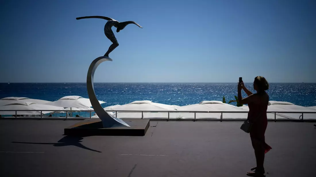 Eine Skulptur erinnert an der Strandpromenade von Nizza an die Opfer des Anschlags vom 14. Juli 2016. (Archivbild) - Bild: Daniel Cole/AP/dpa