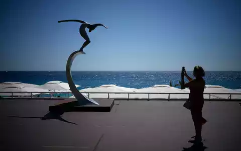 Eine Skulptur erinnert an der Strandpromenade von Nizza an die Opfer des Anschlags vom 14. Juli 2016. (Archivbild) - Foto: Daniel Cole/AP/dpa