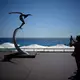 Eine Skulptur erinnert an der Strandpromenade von Nizza an die Opfer des Anschlags vom 14. Juli 2016. (Archivbild) - Bild: Daniel Cole/AP/dpa