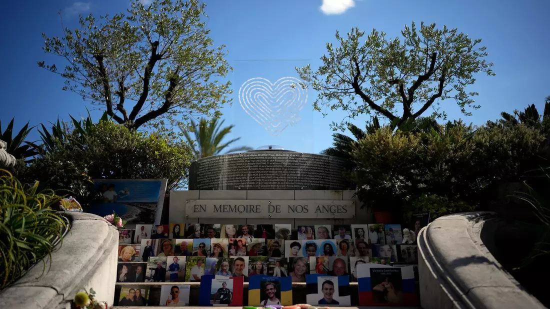Zahlreiche Menschen verloren bei dem Anschlag in Nizza Angehörige und teils mehrere Familienmitglieder. (Archivbild) - Bild: Daniel Cole/AP/dpa