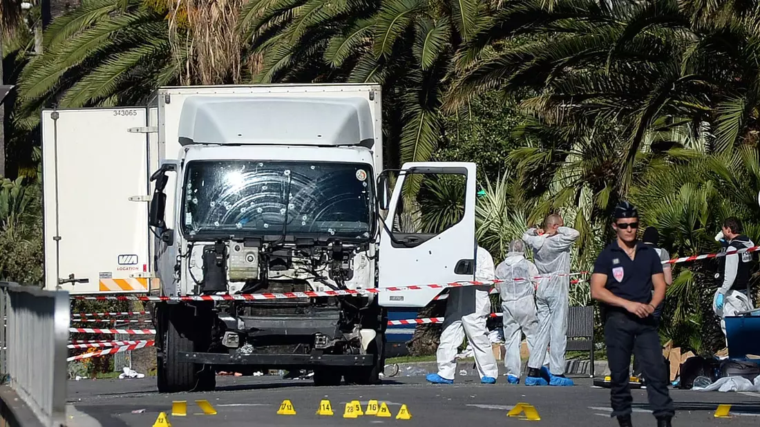 Mit einem tonnenschweren Lastwagen raste der Attentäter in die Menschenmenge auf der Strandpromenade von Nizza. (Archivbild) - Bild: picture alliance / Andreas Gebert/dpa