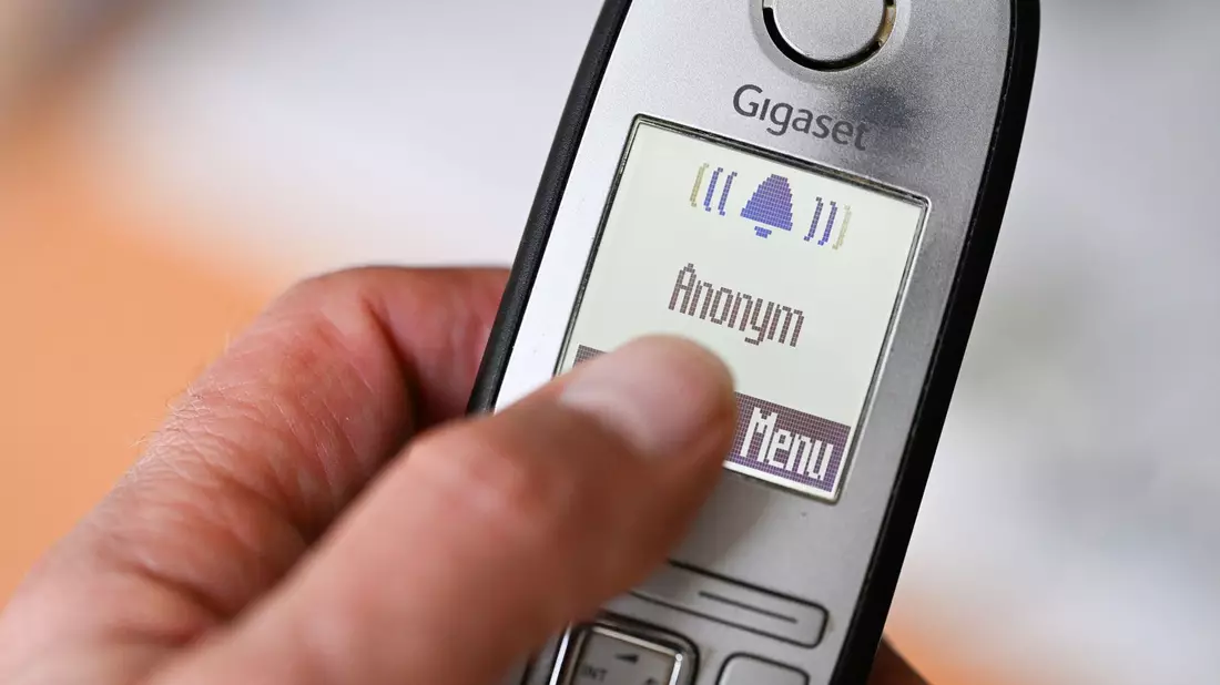 Manchmal klingelt das Telefon und jemand von einer Werbehotline ist dran - das geht vielen Menschen auf die Nerven. (Symbolbild) - Bild: Bernd Weißbrod/dpa