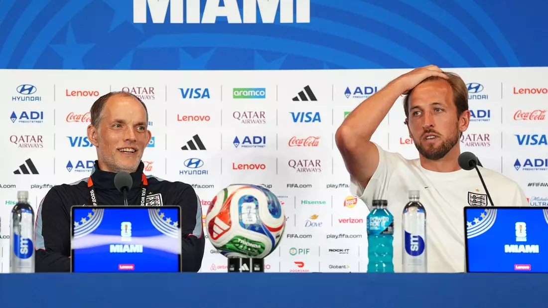 Harry Kane (r) springt Thomas Tuchel bei.  - Bild: Martin Rickett/PA Wire/dpa