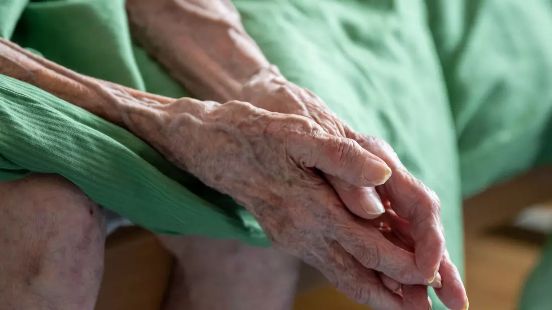 Viele Menschen glauben, dass die Pflege besonders von Hitze betroffen ist. - Bild: Monika Skolimowska/dpa