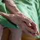 Viele Menschen glauben, dass die Pflege besonders von Hitze betroffen ist. - Bild: Monika Skolimowska/dpa