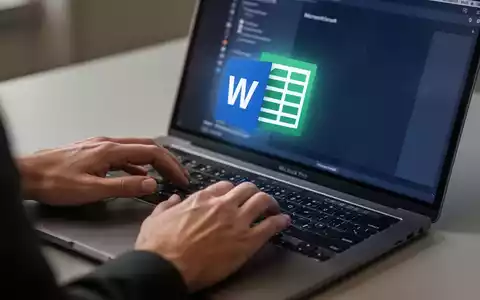 Hände tippen auf einem MacBook Pro Keyboard, mit einem dezenten Microsoft Office-Symbol auf dem Bildschirm, das Softwareänderungen darstellt. - Foto: über boerse-global.de