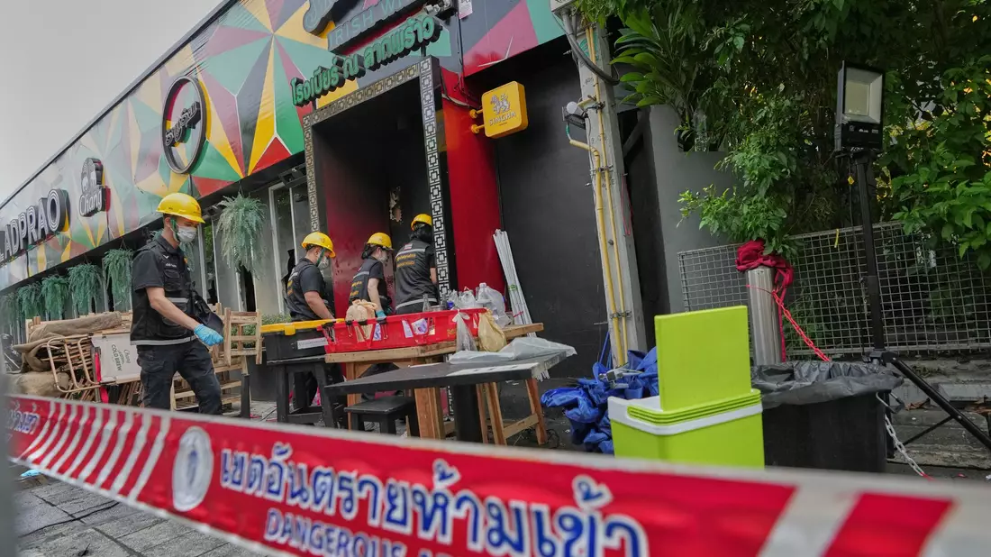 Auch Forensiker und andere Experten waren im Einsatz. - Bild: Sakchai Lalit/AP/dpa