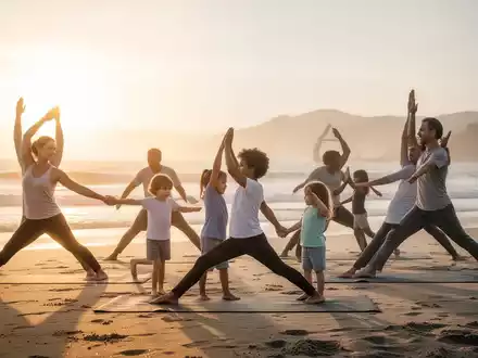 Eine Familie macht Yoga am Strand bei Sonnenaufgang, mit Kindern und Erwachsenen in entspannten Posen. - Foto: über boerse-global.de