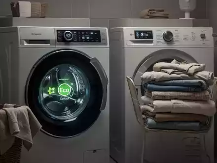 Eine moderne Waschküche mit einer energieeffizienten Waschmaschine, die ein 'Eco'-Programm anzeigt, und nachhaltiger Kleidung. - Foto: über boerse-global.de