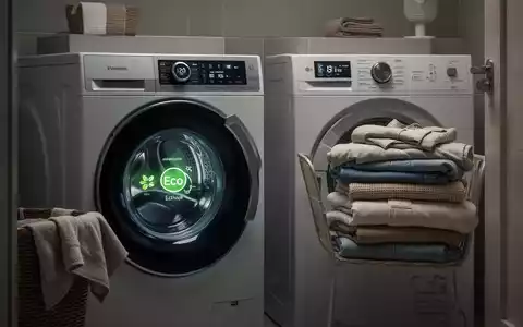 Eine moderne Waschküche mit einer energieeffizienten Waschmaschine, die ein 'Eco'-Programm anzeigt, und nachhaltiger Kleidung. - Foto: über boerse-global.de