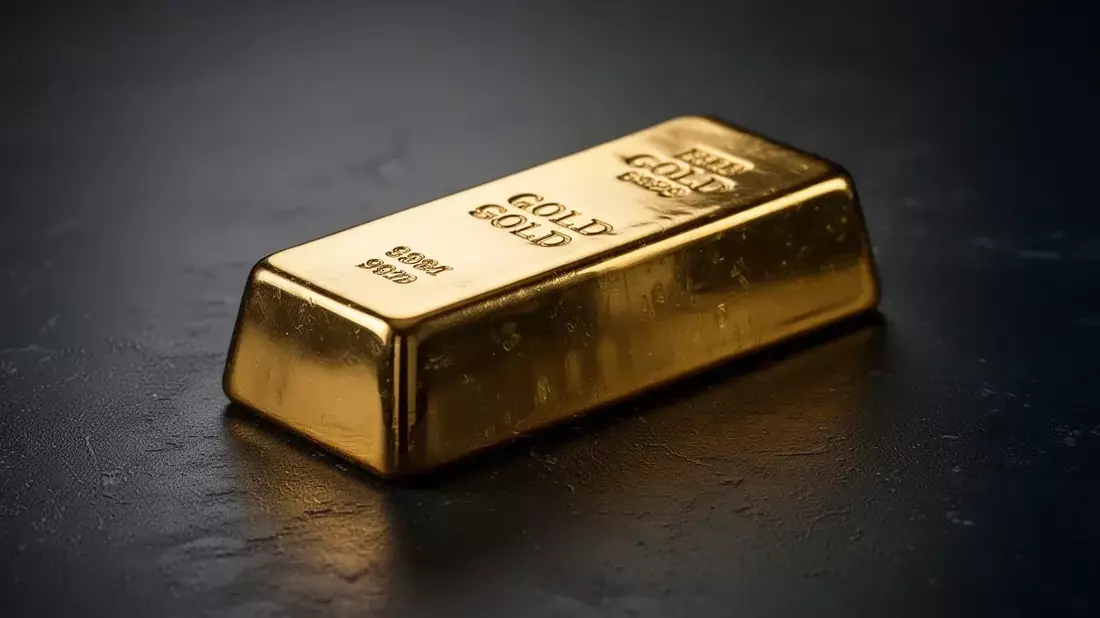 Gold Drops Below $4,100 Amid Oil Surge and Rising Rate Hike Expectations
