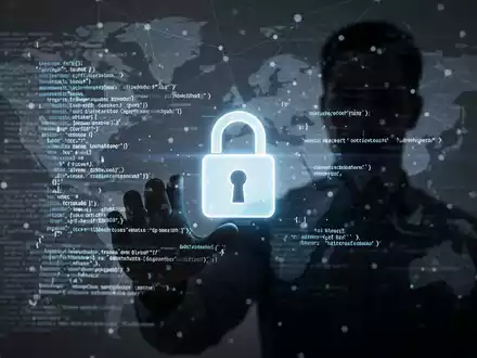 Eine schattenhafte Figur interagiert mit einer digitalen Oberfläche mit Schloss-Symbol und Code, im Hintergrund ein subtiles globales Netzwerk. - Foto: über boerse-global.de