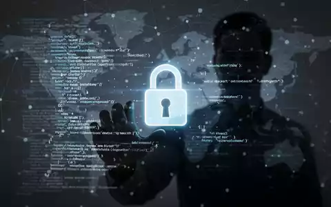 Eine schattenhafte Figur interagiert mit einer digitalen Oberfläche mit Schloss-Symbol und Code, im Hintergrund ein subtiles globales Netzwerk. - Foto: über boerse-global.de