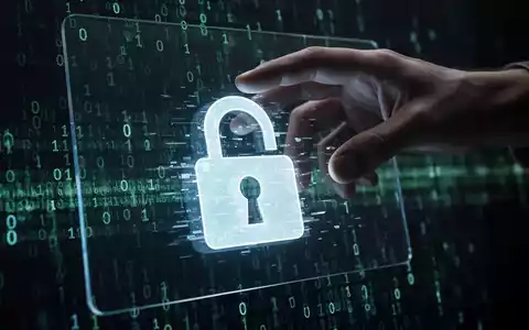 Hand greift nach einem leuchtenden digitalen Vorhängeschloss, mit Binärcode im Hintergrund, symbolisiert Cybersicherheitsbedrohungen und Prävention. - Foto: über boerse-global.de