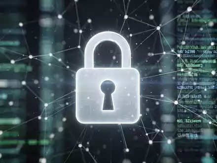 Leuchtendes Vorhängeschloss-Symbol über abstrakten digitalen Datenströmen, für sichere Kommunikation und Datenschutz. - Foto: über boerse-global.de