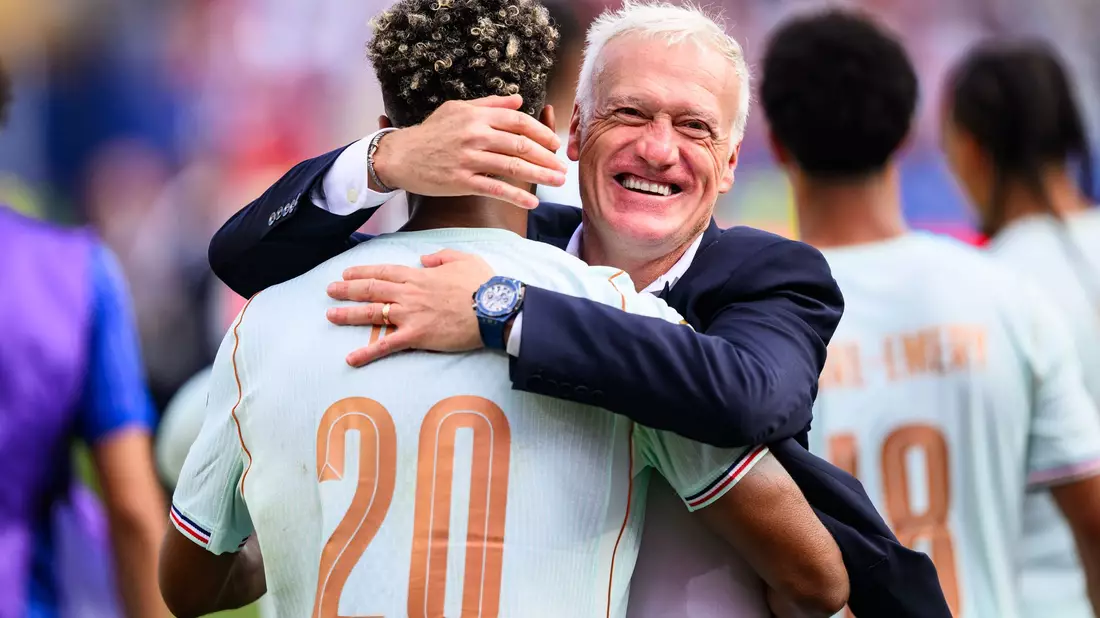 Deschamps herzt Désiré Doué nach dem Halbfinal-Einzug. (Archivbild) - Bild: Tom Weller/dpa