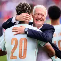 Deschamps herzt Désiré Doué nach dem Halbfinal-Einzug. (Archivbild) - Foto: Tom Weller/dpa