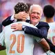 Deschamps herzt Désiré Doué nach dem Halbfinal-Einzug. (Archivbild) - Bild: Tom Weller/dpa