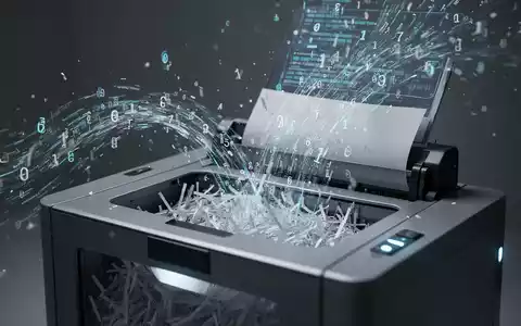 Ein stilisiertes Bild, das digitale Daten darstellt, die in einen Aktenvernichter fließen, um Datenschutz und Löschfristen zu symbolisieren. - Foto: über boerse-global.de