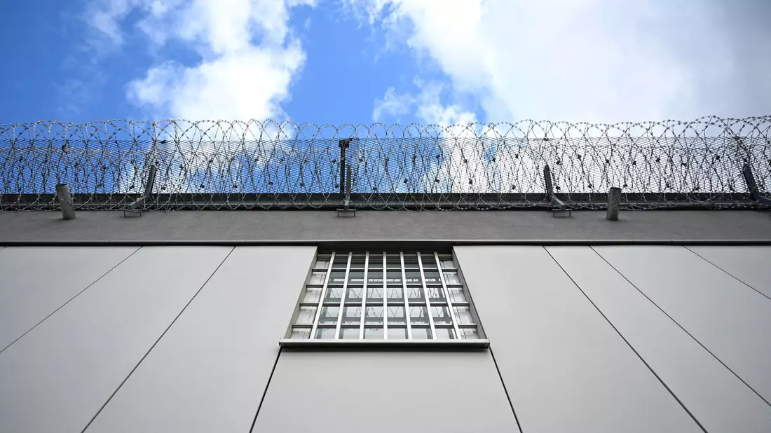Haftentschädigung gibt es unter anderem, wenn eine Verurteilung später aufgehoben wird. (Symbolbild) - Bild: Elisa Schu/dpa