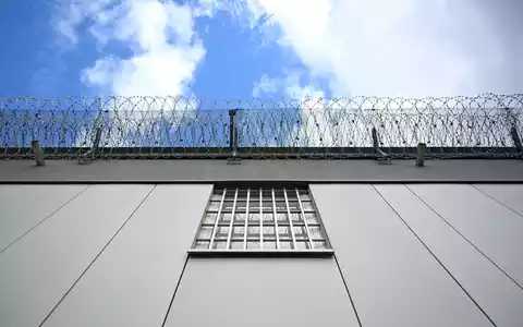 Haftentschädigung gibt es unter anderem, wenn eine Verurteilung später aufgehoben wird. (Symbolbild) - Foto: Elisa Schu/dpa