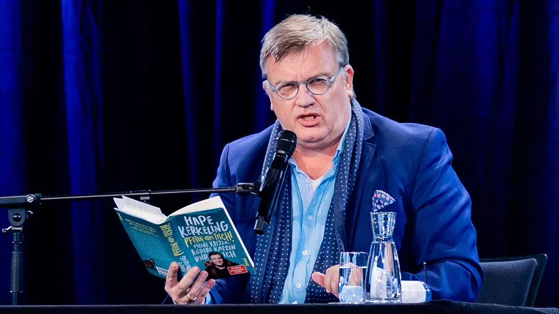 Hape Kerkeling liest aus seinem Buch «Pfoten vom Tisch!», das jetzt auch verfilmt wird (Archivbild). - Bild: Rolf Vennenbernd/dpa