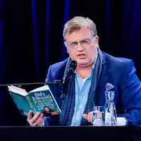 Hape Kerkeling liest aus seinem Buch «Pfoten vom Tisch!», das jetzt auch verfilmt wird (Archivbild). - Foto: Rolf Vennenbernd/dpa
